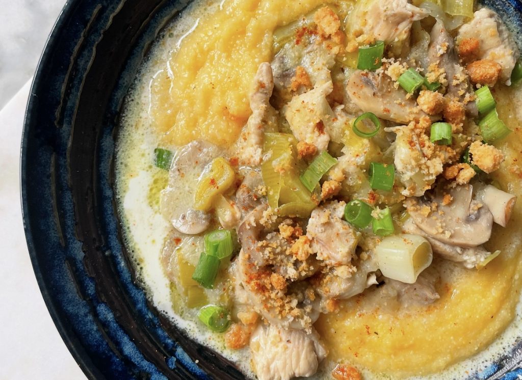 Volaille de Licques mijotée, polenta et crumble à l'ail fumé d'Arleux