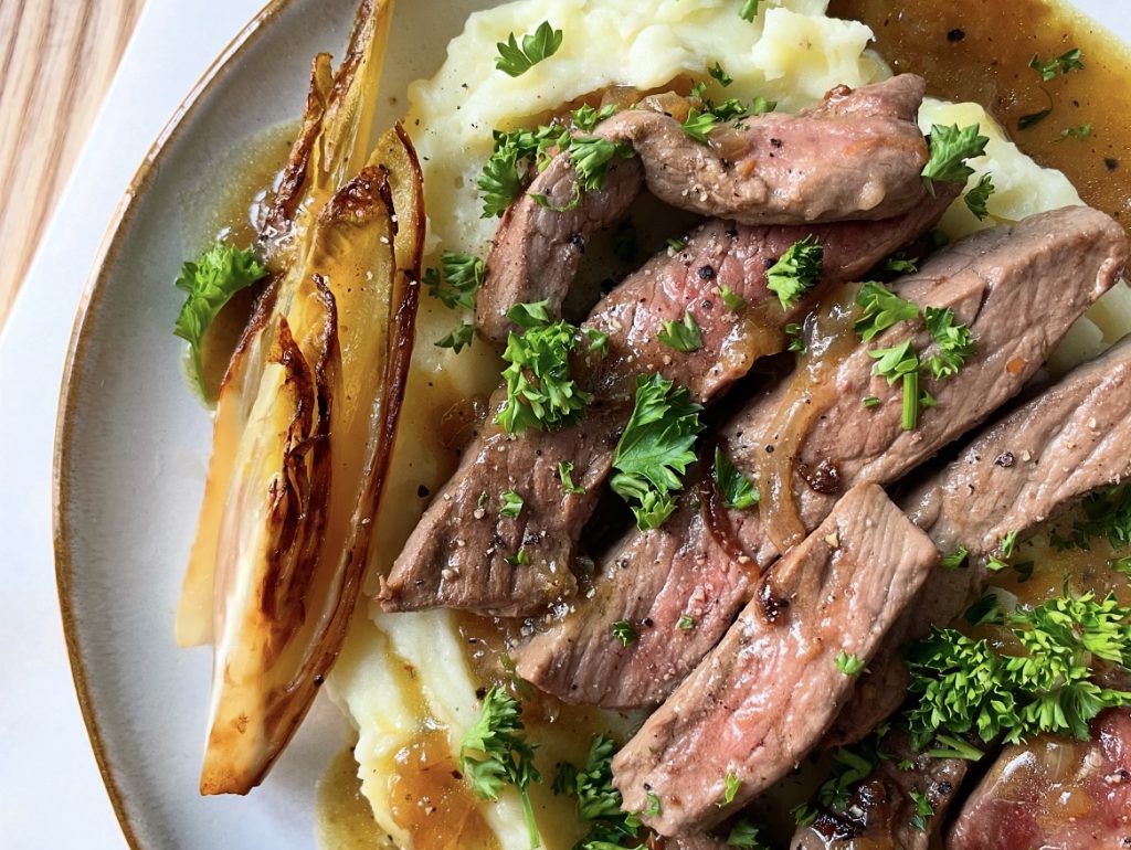 Bœuf sauté, écrasé de pommes de terre et sauce à l'ail fumé d'Arleux