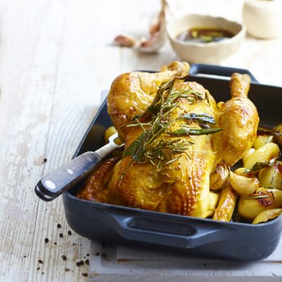 Poulet rôti à l'ail et pommes de terre